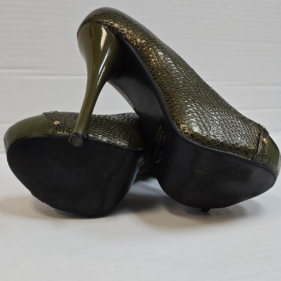 Qupid Olive and Gold Textured Heels - Picture 7 of 7